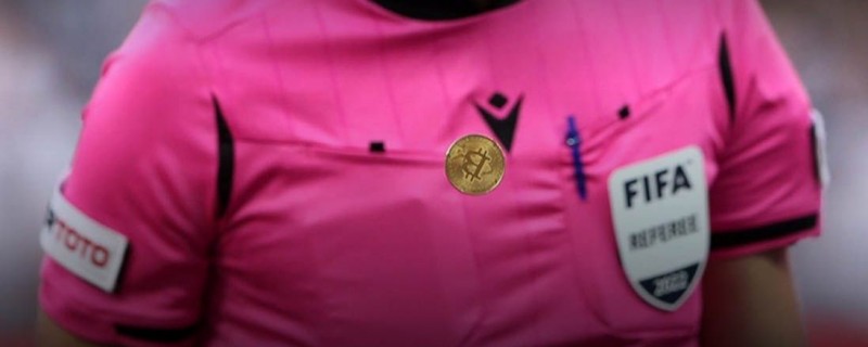 На церемонии перед началом футбольного матча в Турции судья подбросил монету с символом Биткоина
